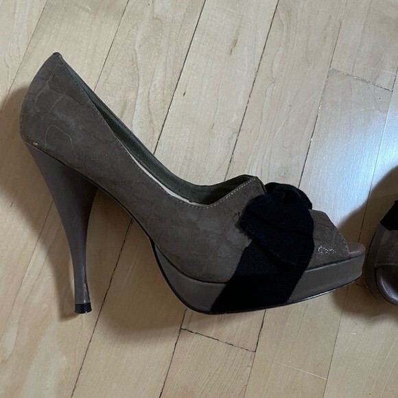 Adrienne Vittadini Collection Peep Toe Bow Leather Platform Pumps in Taupe 7.5 - Picture 5 of 16